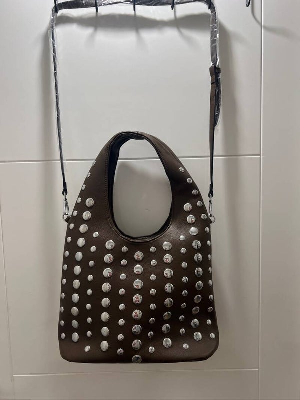 Bolso tachas chocolate