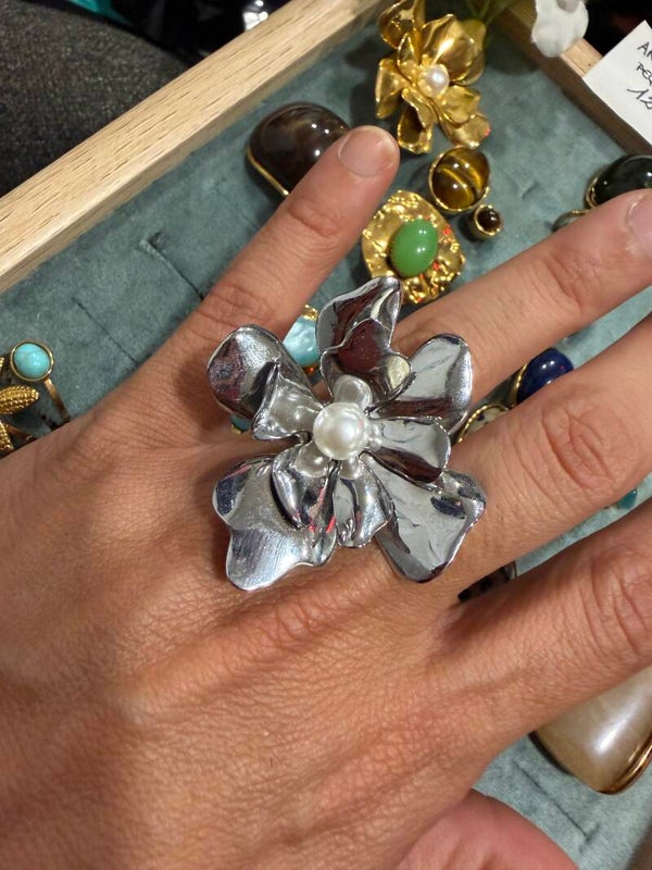 Anillo flor acero