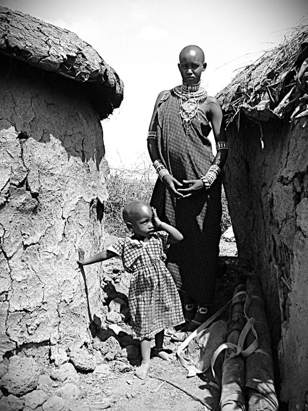 Massaifrau mit Kind / Masai con niño