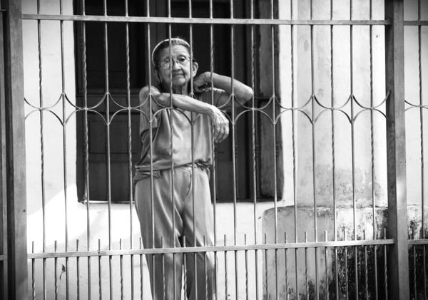 Frau am Zaun / Mujer junto a la valla