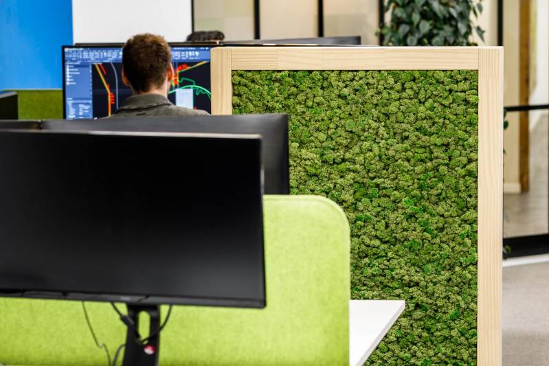 Mossdividers geven privacy op werkplekken, wachtruimtes en vele andere plekken. Ze zijn van echt natuurlijk mos maar hebben geen enkel onderhoud meer nodig.