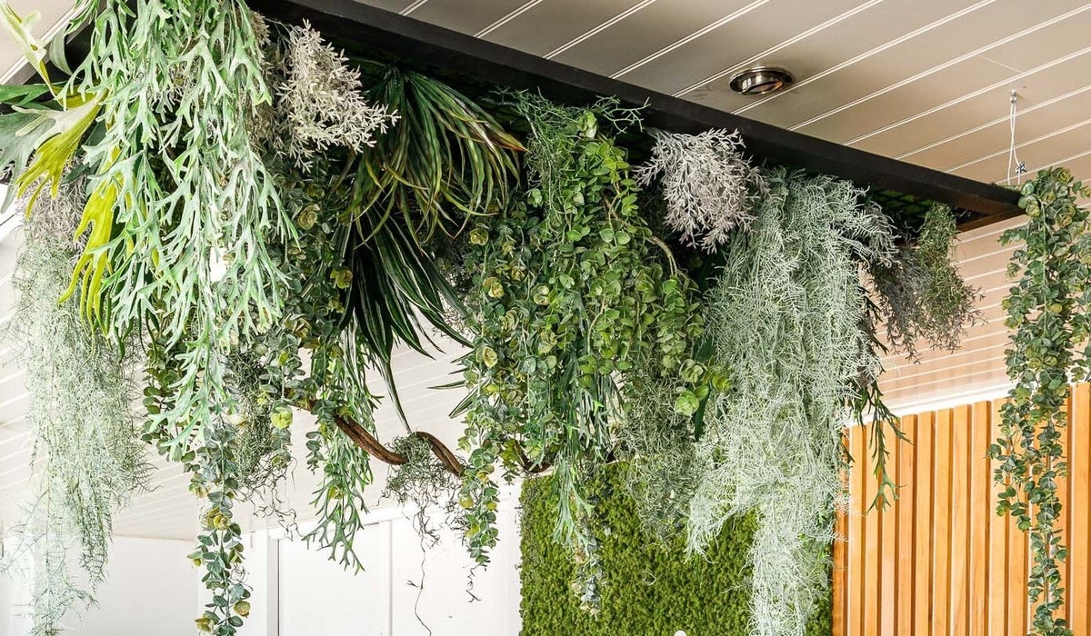 Hangende tuinen, plantenmuren met kunstplaten van Metiez