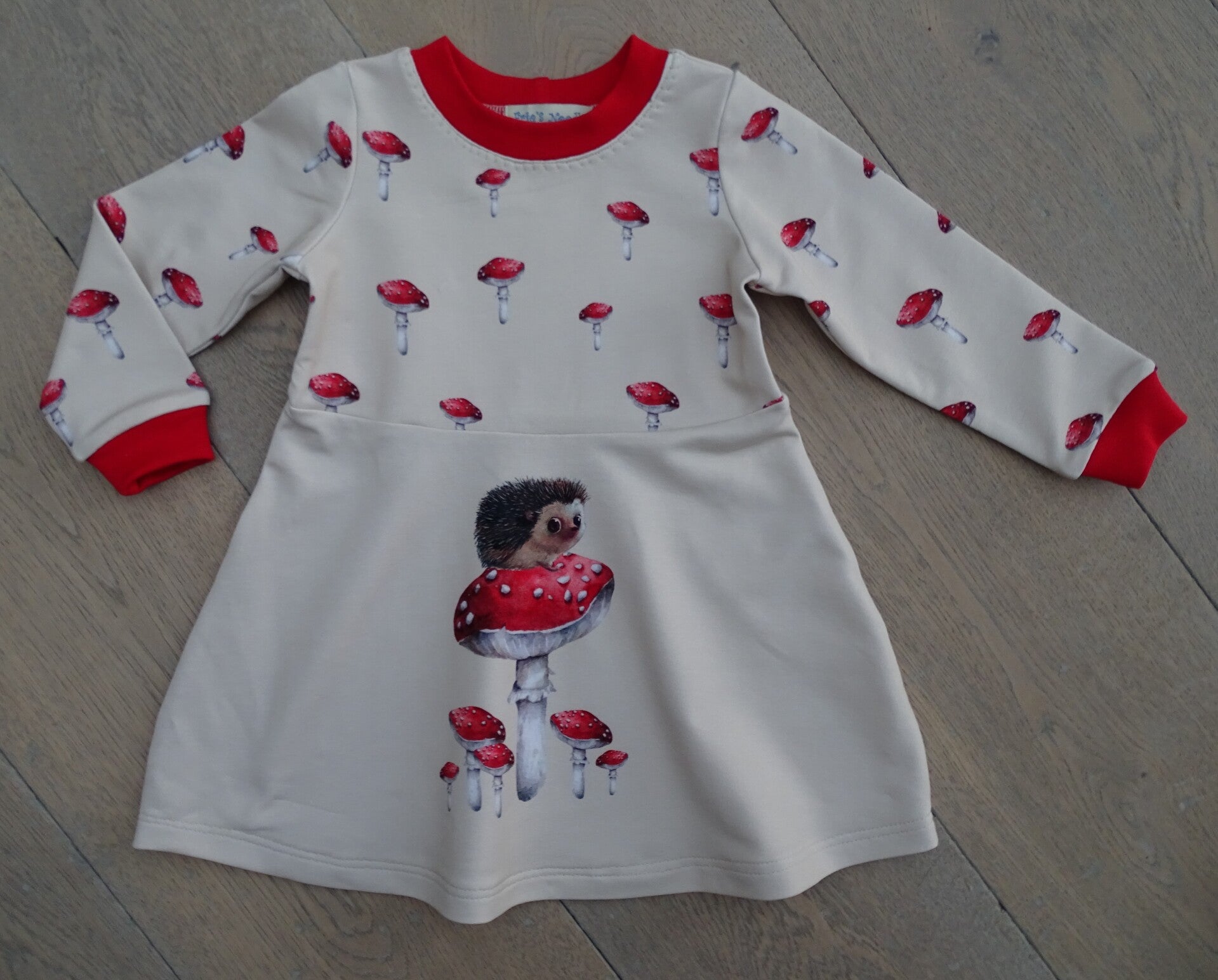 jurk beige egeltje op paddenstoel