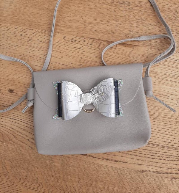 handtasje grijs zilverstrik