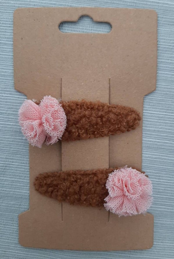 Clic-clac speldjes donkerbruin teddy pompon