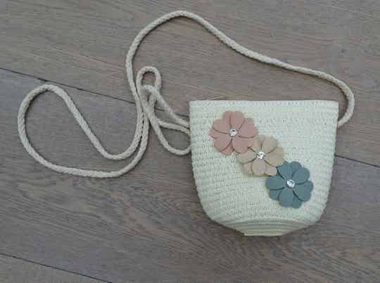 handtasje gevlochten ecru bloemetjes