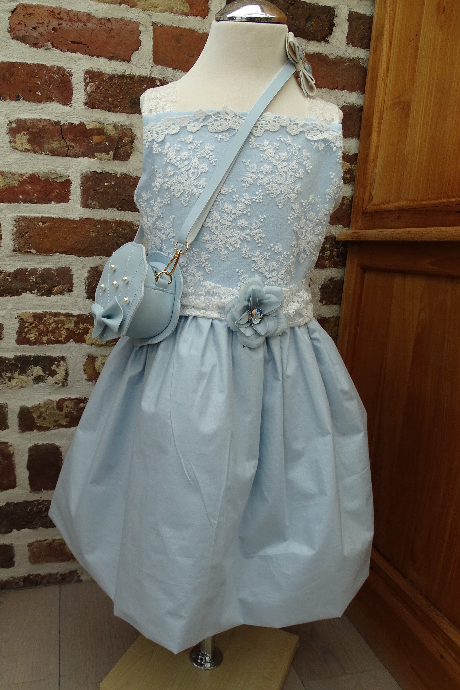 Feestelijke jurk zacht blauw fijne kant m122