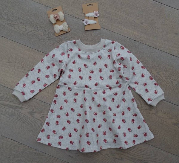 jurk sweaterstof beige kleine roosjes