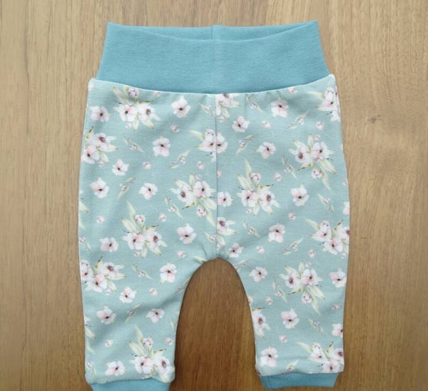 Babybroekje lichtgroen kleine bloemetjes