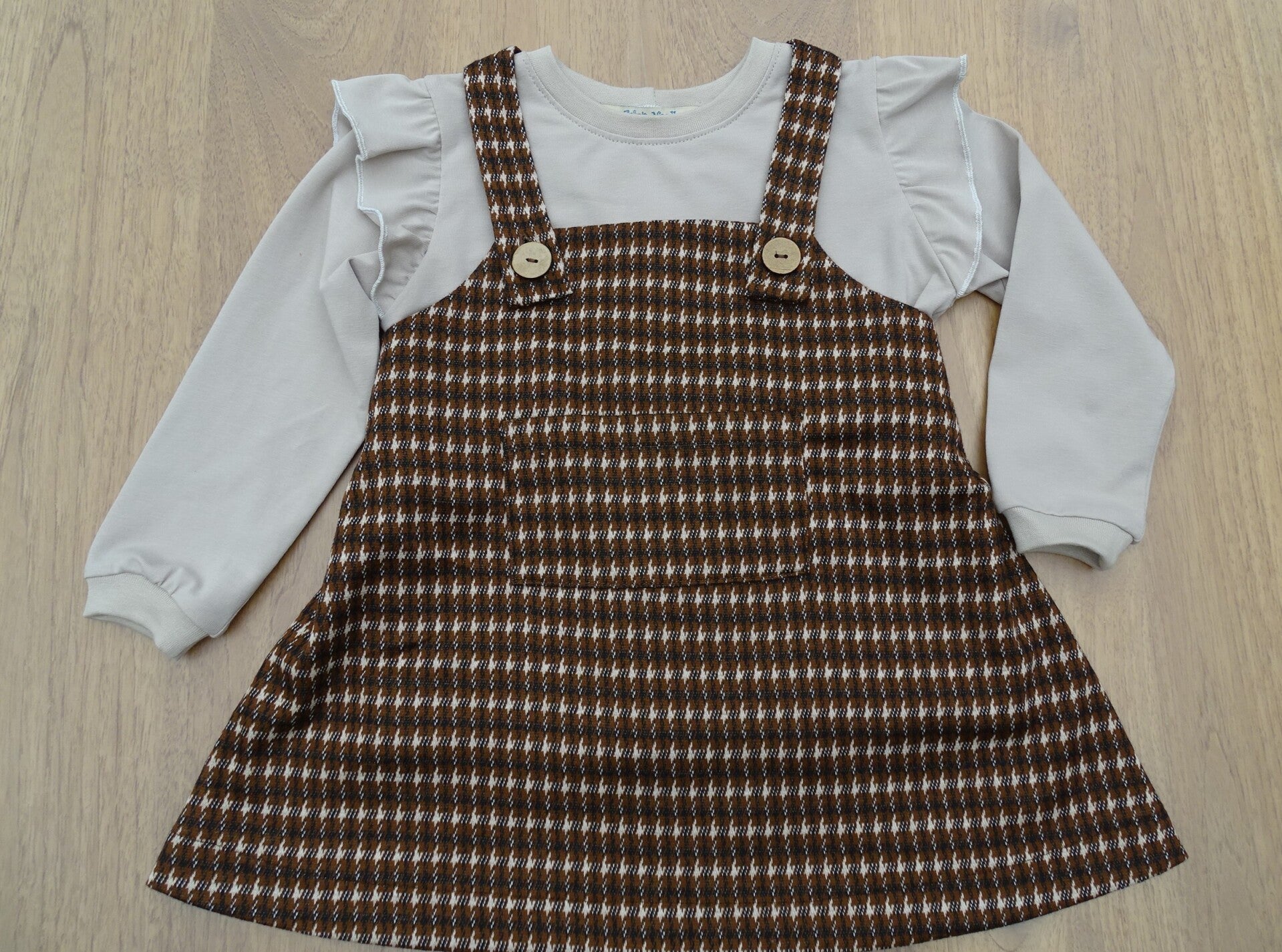 set: salopette rok bruin + longsleeve ruffle beige