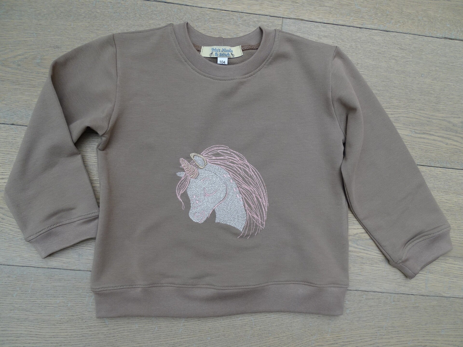 sweater uni taupe borduur unicorn