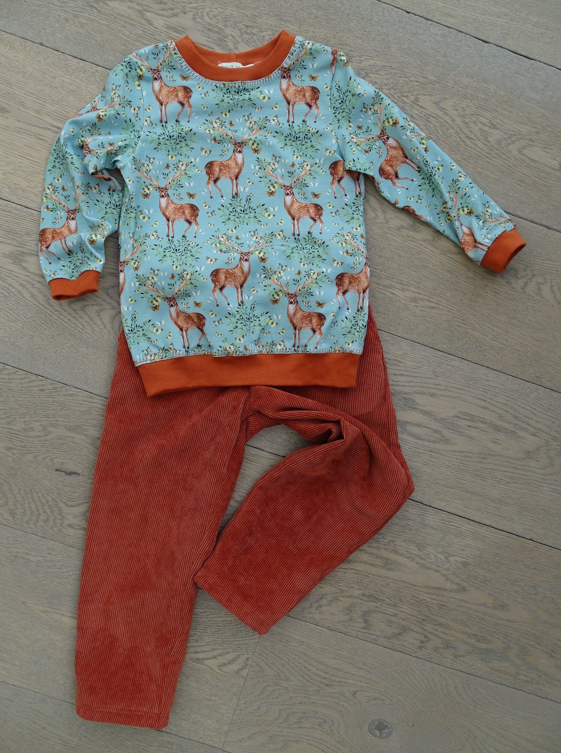 set: corduroy broek roest + sweater hert flowers