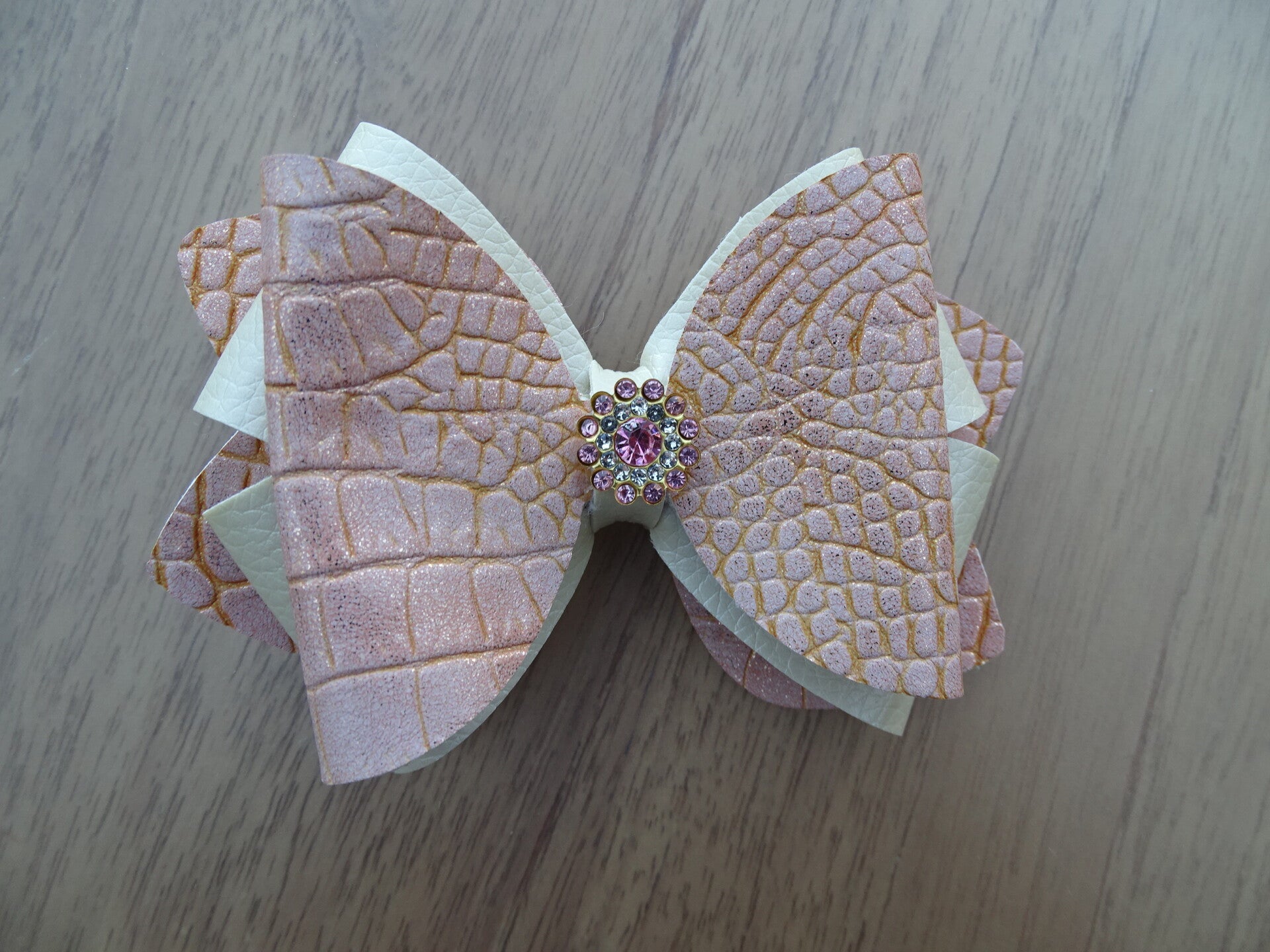 Haarspeld strik zalmroze croco/ecru