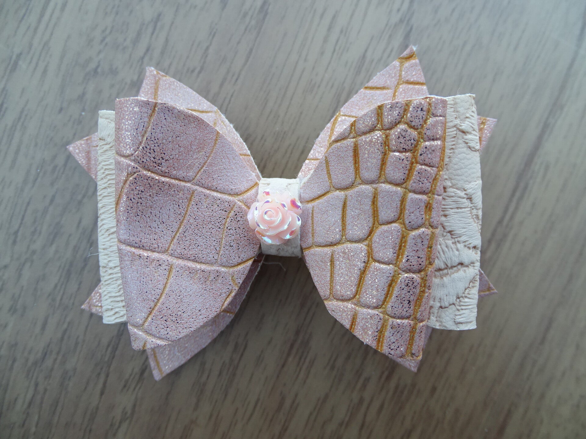 Haarspeld strik zalmroze croco/kant