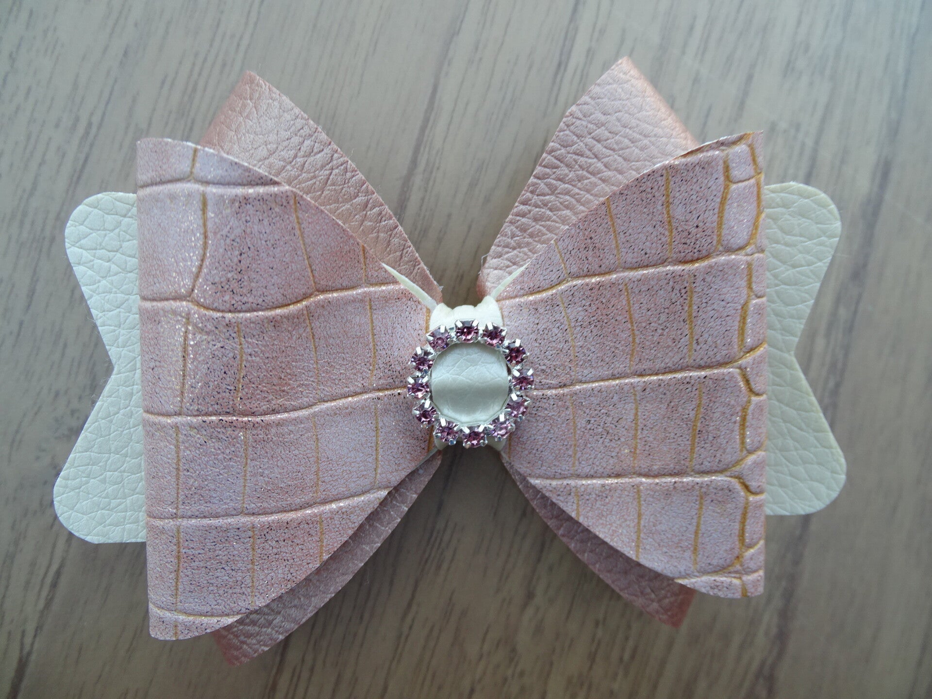 Haarspeld strik zalmroze croco/ecru