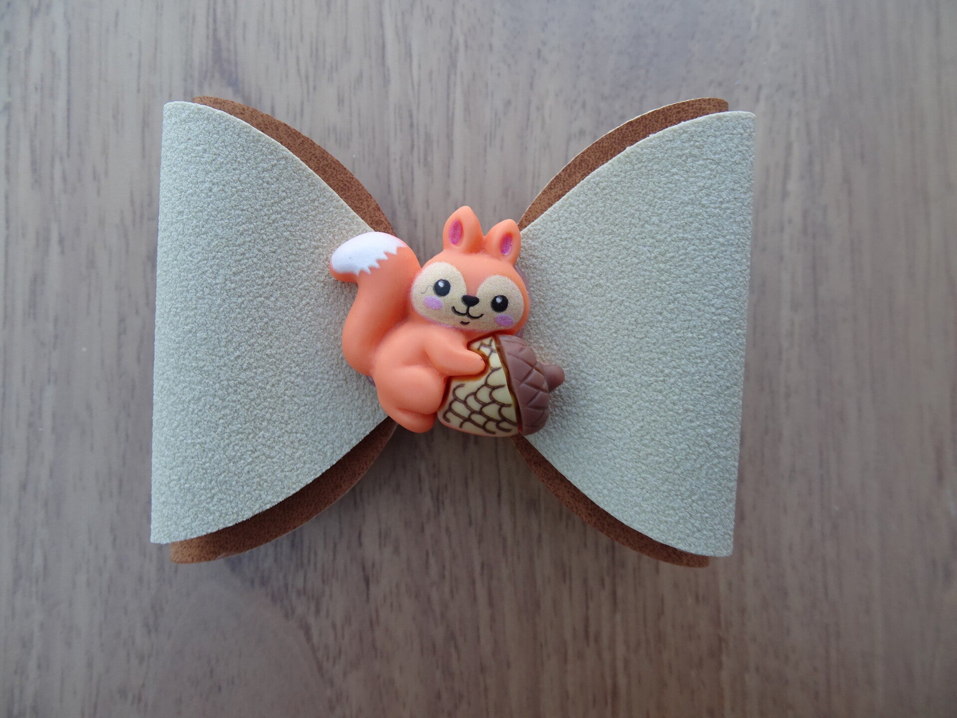 Haarspeld strik ecru/bruin eekhoorntje