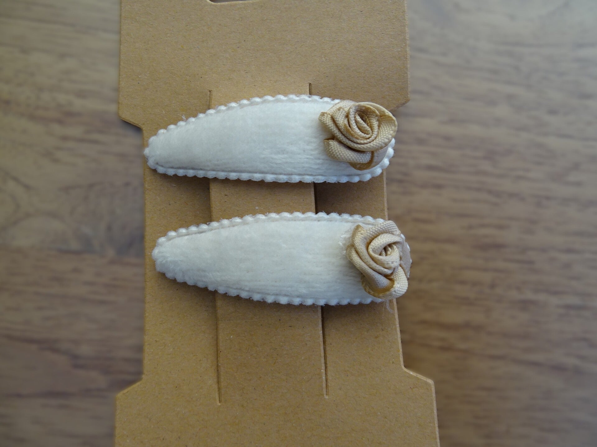 Clic-clac speldjes ecru fluweel bruin roosje