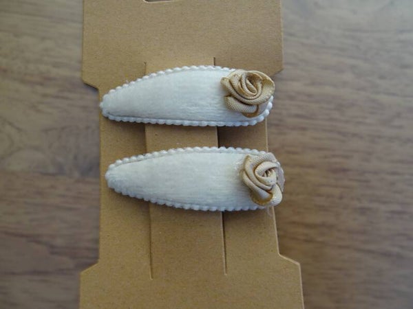 Clic-clac speldjes ecru fluweel bruin roosje