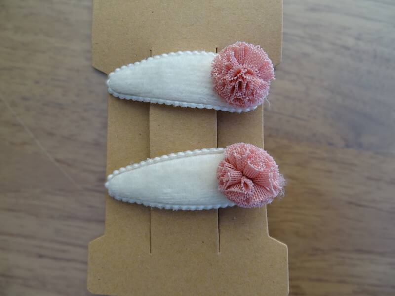 Clic-clac speldjes ecru fluweel roze ponpon