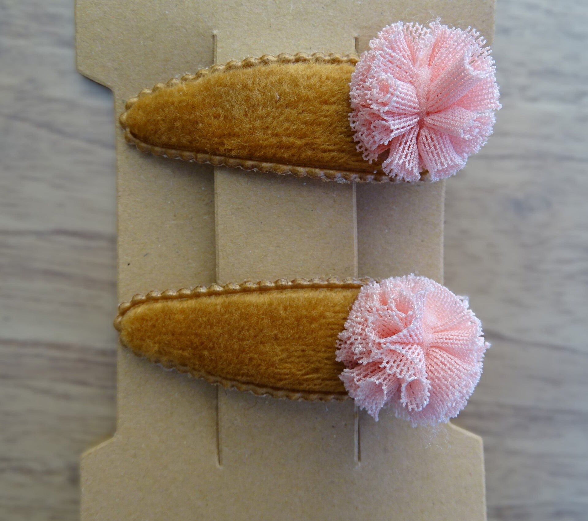 Clic-clac speldjes bruin fluweel roze ponpon