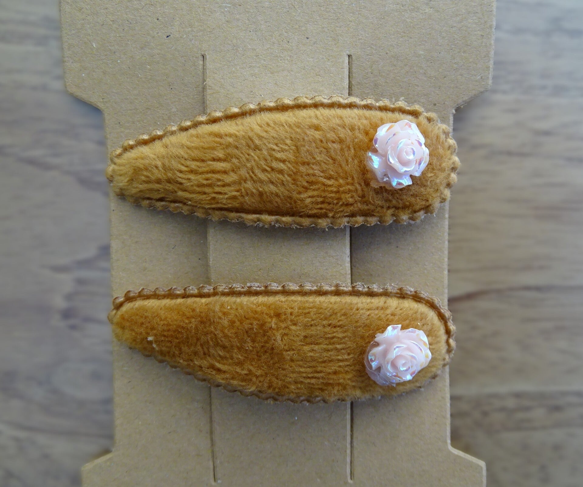 Clic-clac speldjes bruin fluweel roosje applicatie