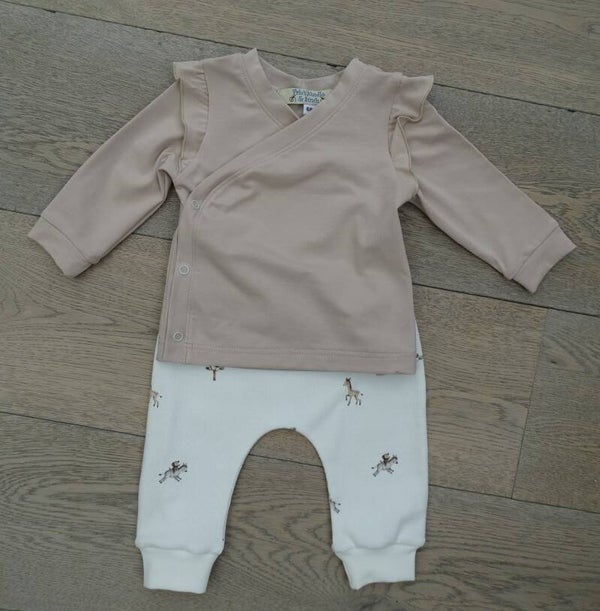 baby setje: beige ruffle shirt/ ecru rib giraf