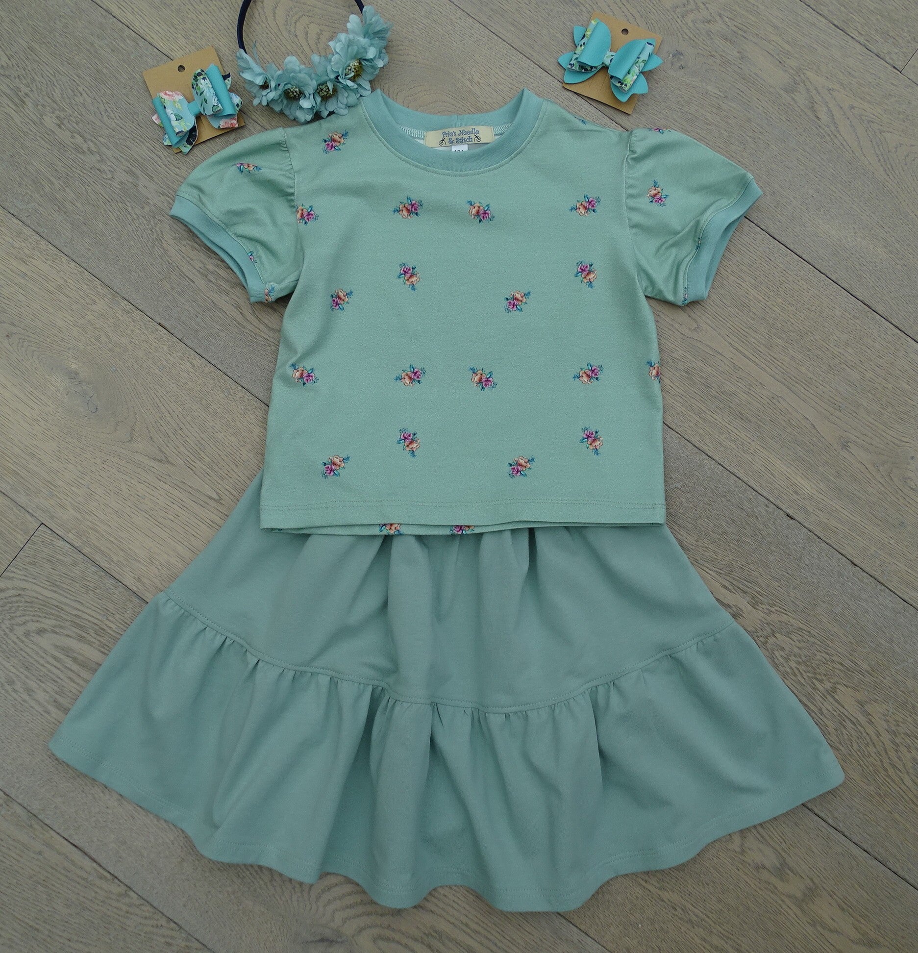 set: T-shirt saliegroen bloemetjes + rok