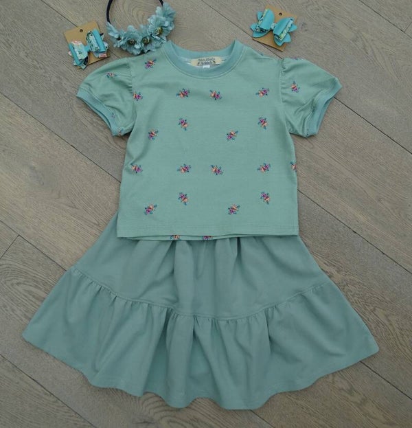 set: T-shirt saliegroen bloemetjes + rok