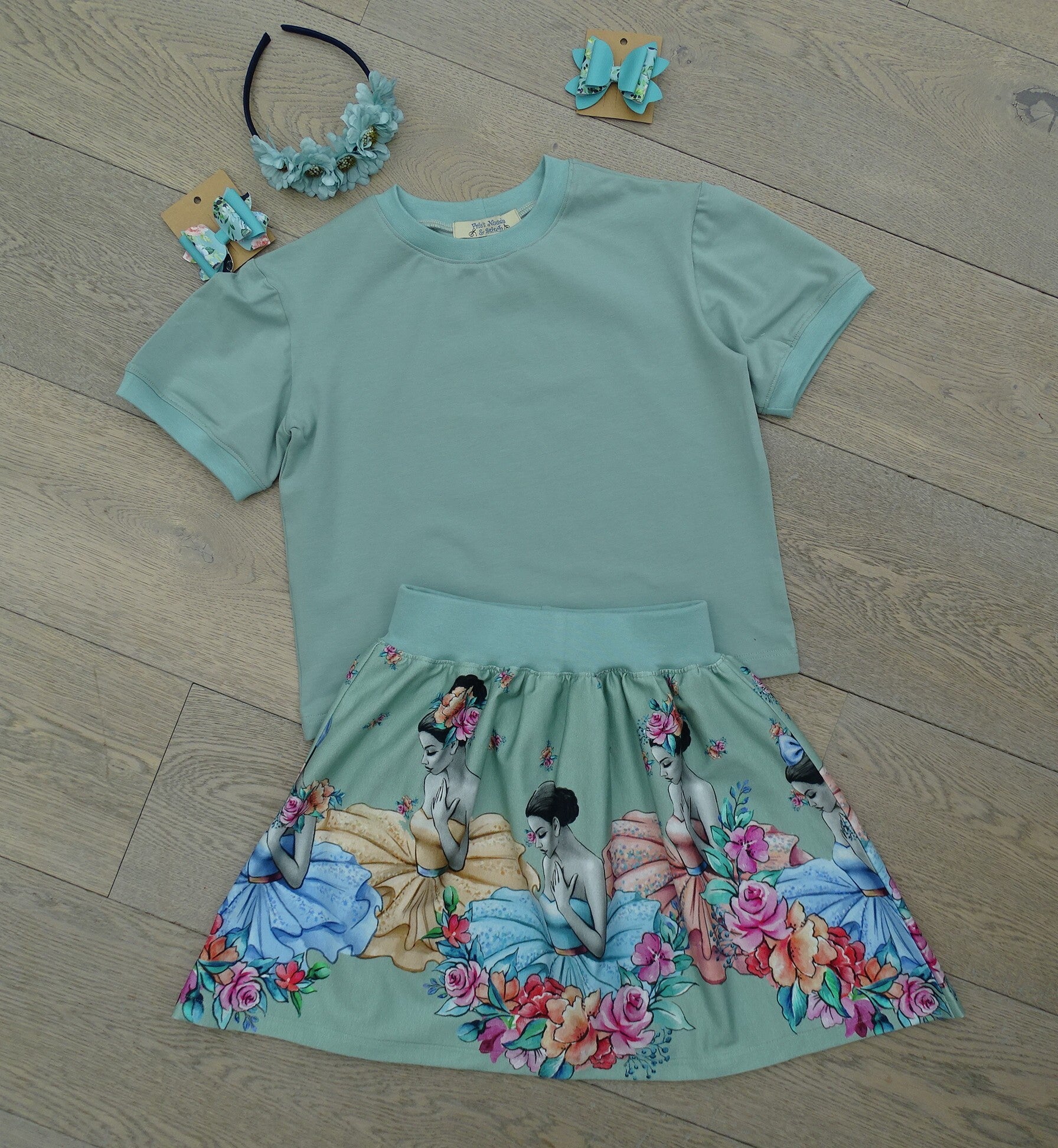 set: T-shirt saliegroen + rok bloemenmeisjes