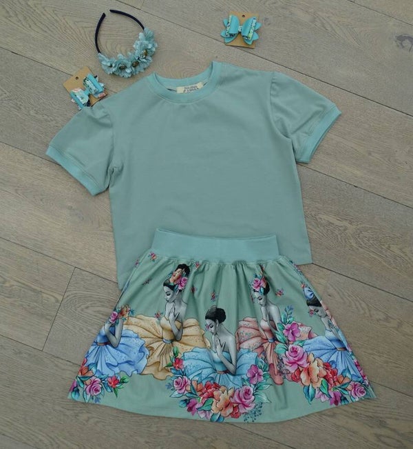 set: T-shirt saliegroen + rok bloemenmeisjes