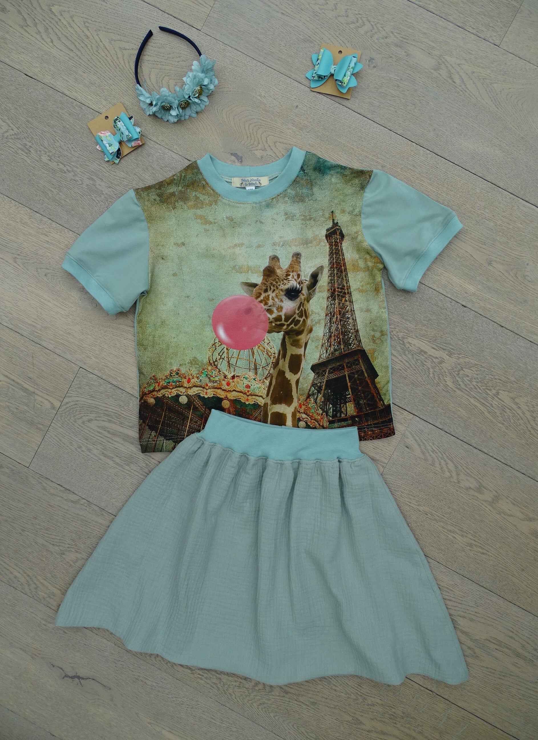 set: T-shirt Parijs + rok saliegroen