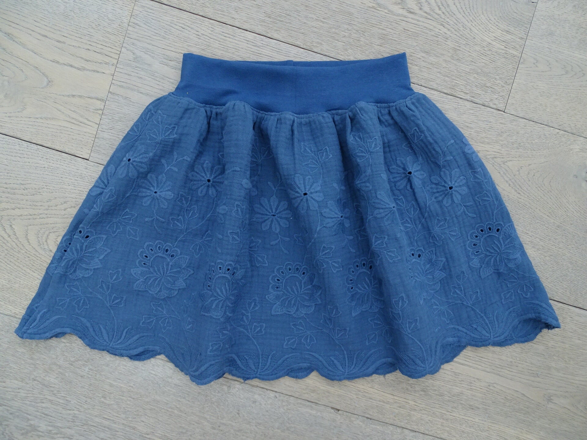 Fronsrok gauze blauw broderie