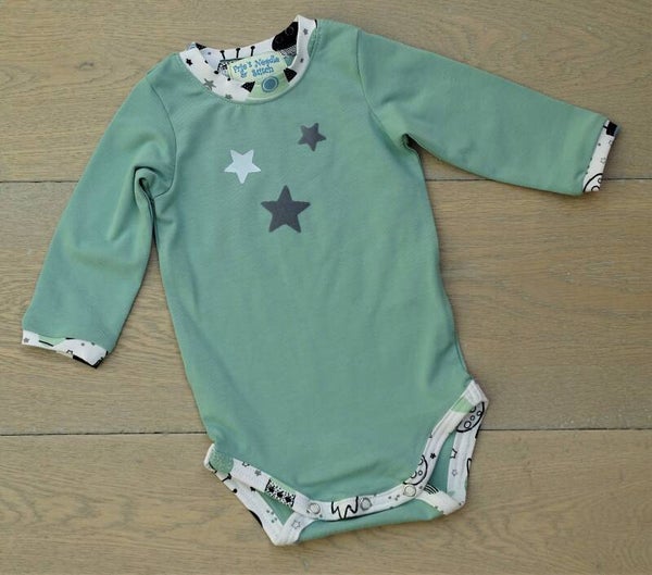 Romper uni groen met bedrukking ster