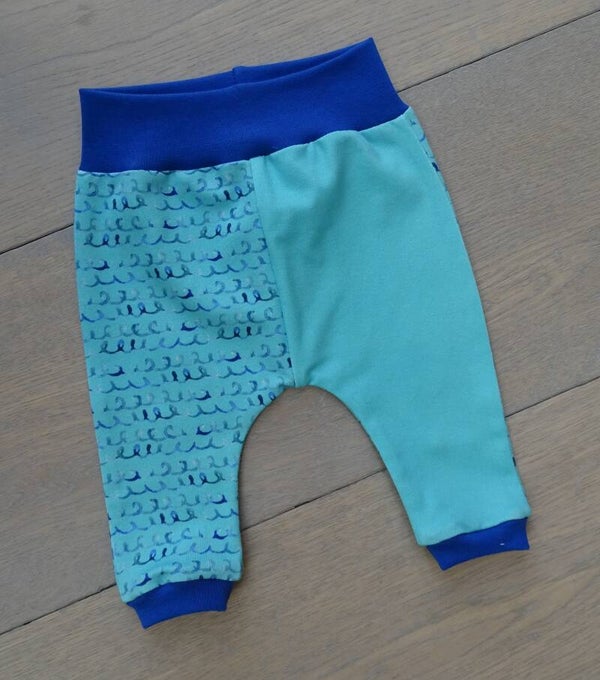 Babybroekje turquoise golfjes