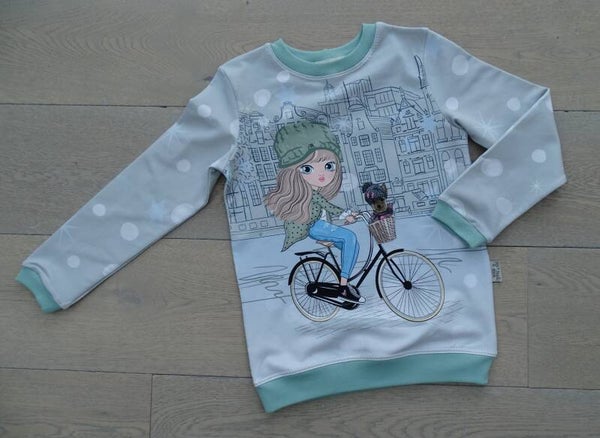 sweater meisje op de fiets