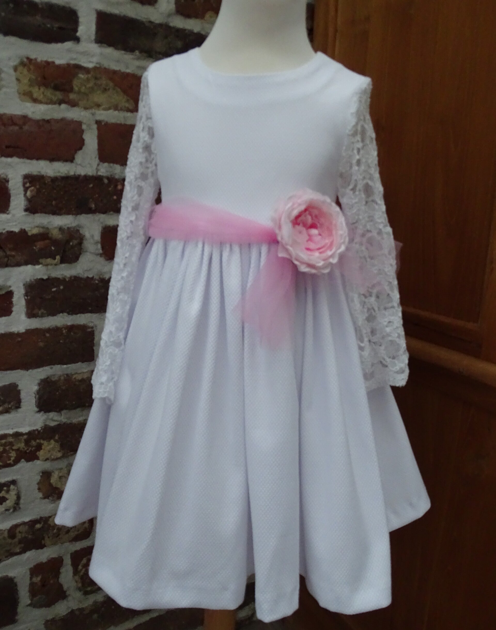 Feestelijke wit, fijne kant m116