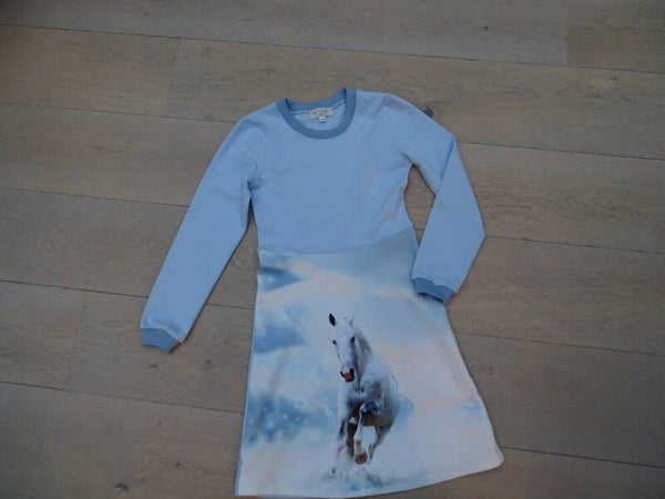 Jurkje sweaterstof wit paard/licht blauw