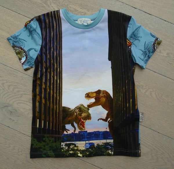T-shirt dino's flatgebouw stock