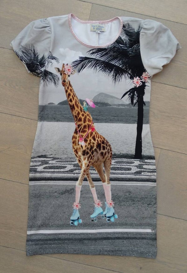 jurk , giraffe op rolschaatsen korte mouw