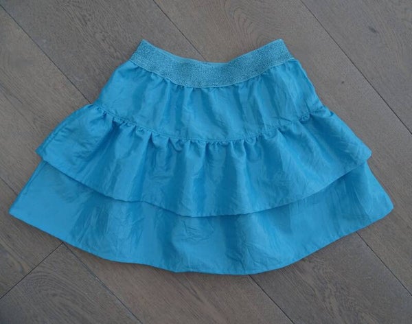 strokenrok volant tafta blauw stock