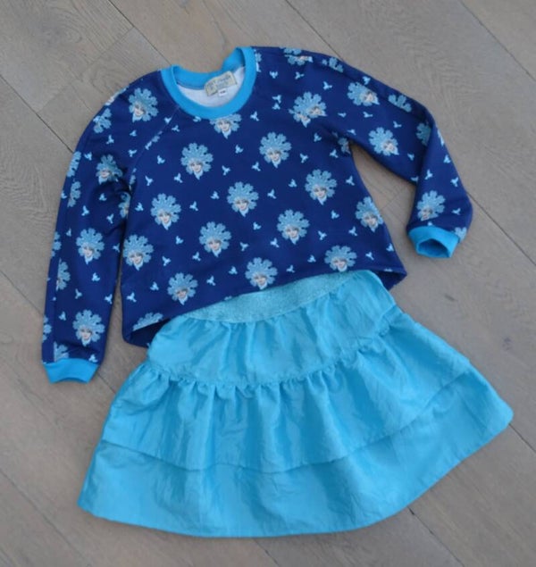 set: aquablauw strokenrok + sweater ijskristal