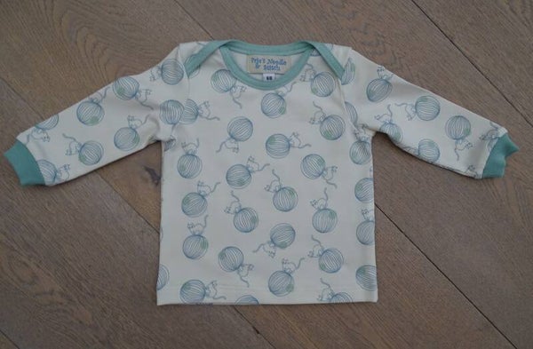baby shirt zachtgroen, poesje op garenbol