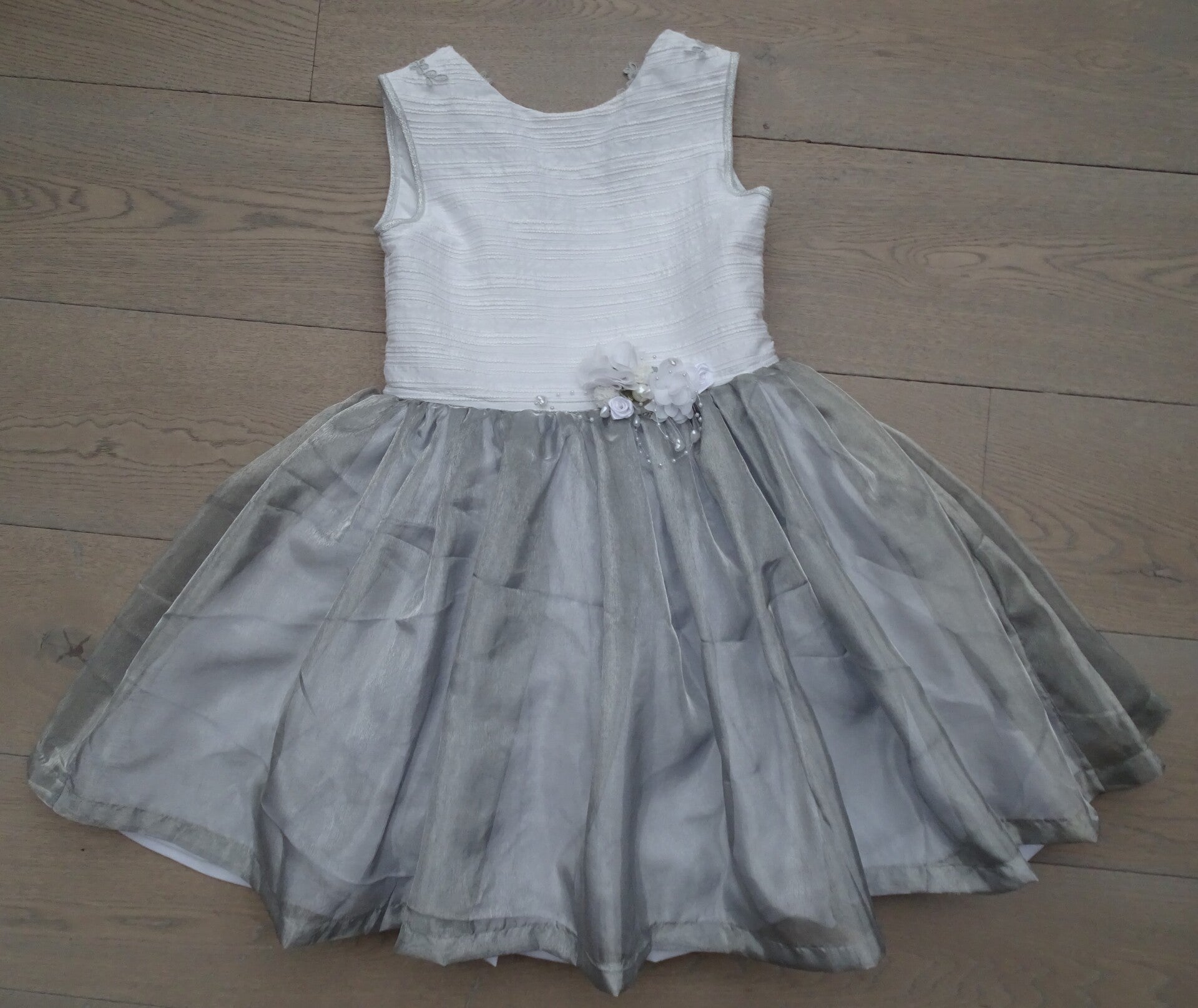 Feestelijke jurk wit/grijs, wit grijze organza m134