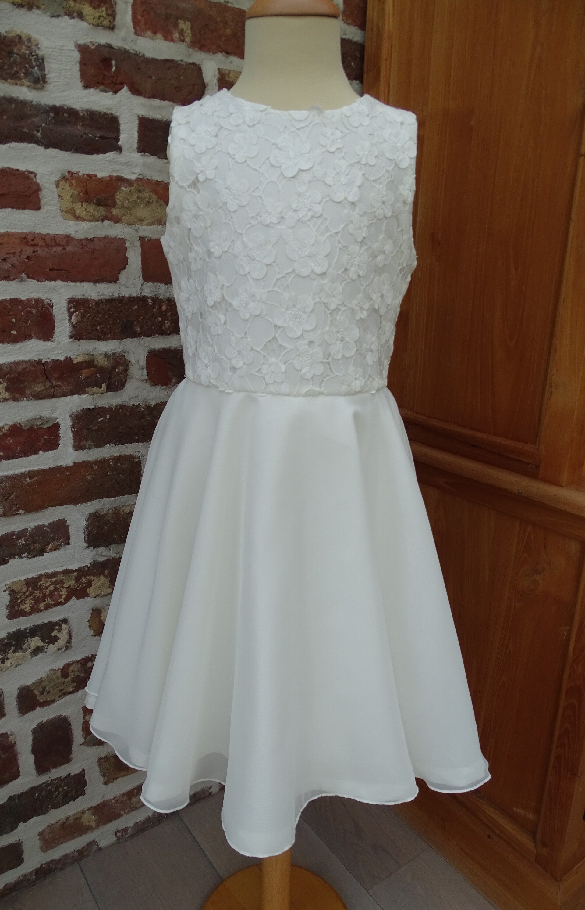 Feestelijke jurk off white tafta, 3D bloemen m134