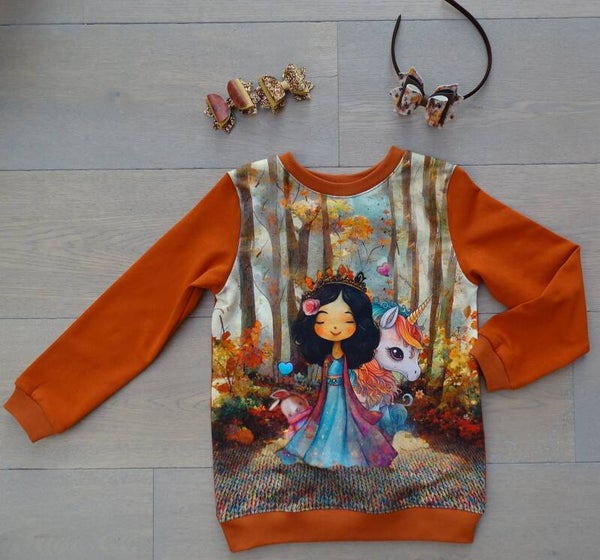 sweater meisje met unicorn in bos terracotta