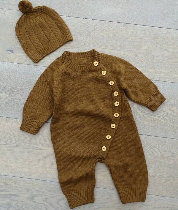 Gebreid boxpakje met bijpassende muts pompon bruin