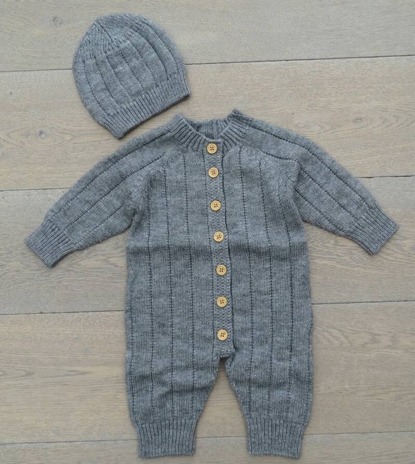 Gebreid boxpakje met bijpassende muts grijs