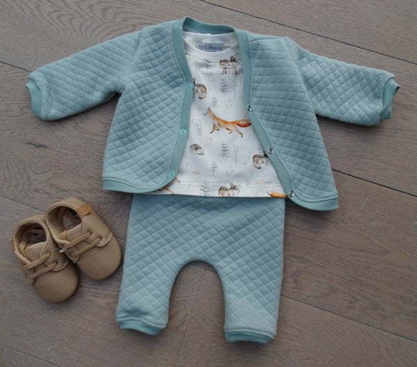 baby setje:  olijfgroen vestje+broek/shirt bosdiertjes
