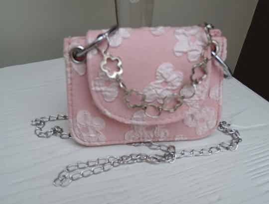 Handtasje roze reliëfstof