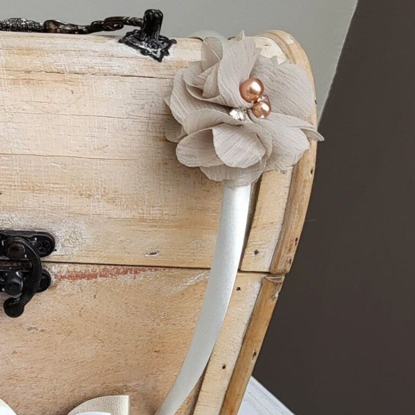 diadeem taupe bloem pareltjes